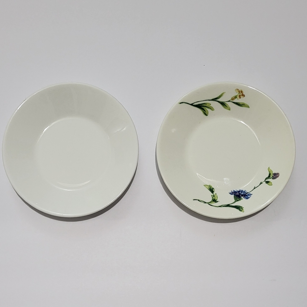 Wedgwood White and Green Plain & Floral Saucers Susie Cooper Cornflower Design